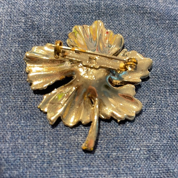 ⭐️4 for $16⭐️Real Vintage Flower pin with faux pearl cluster - Picture 3 of 4